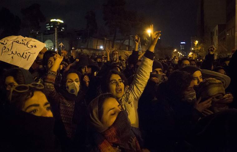 Силовики открыли огонь по протестующим в Тегеране - news.ru - Иран - Tehran