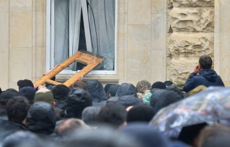 Рауль Хаджимбы - Оппозиция Абхазии передала здание администрации президента госслужбе - news.ru