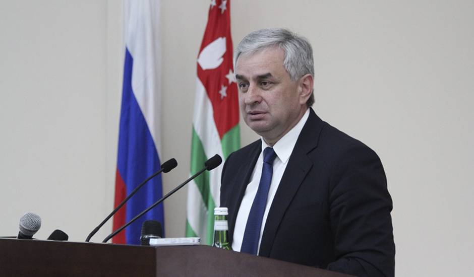 Рауль Хаджимба - Президент Абхазии объявил об отставке после протестов оппозиции - og.ru - Апсны