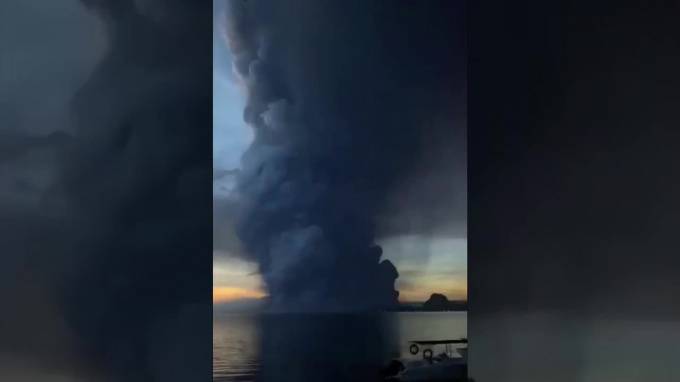 Из-за извержения вулкана на Филиппинах массово эвакуируют людей - piter.tv - Филиппины - Манила