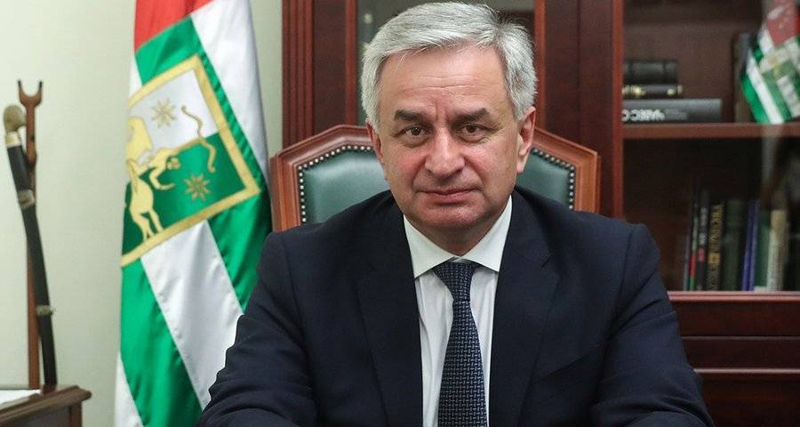 Рауль Хаджимбы - Парламент Абхазии принял отставку президента Хаджимбы - m24.ru - Апсны
