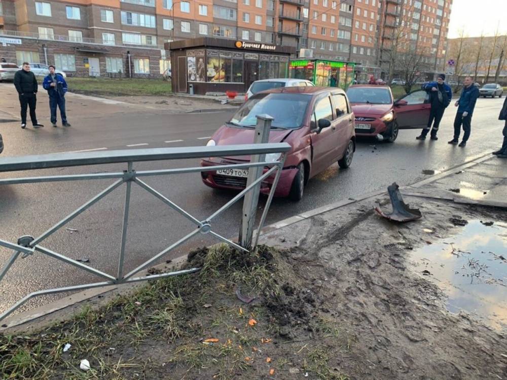 Два красных автомобиля не поделили пустую проезжую часть в Металлострое - wvw.daily-inform.ru - Санкт-Петербург - район Колпинский
