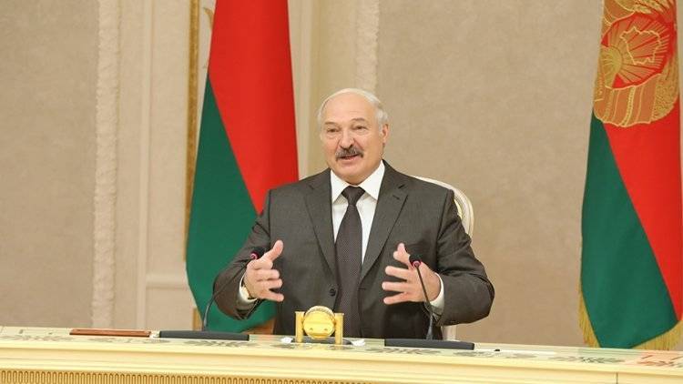 Александр Лукашенко - Лукашенко не допустит травли белорусов неприятными запахами мусора - polit.info - Белоруссия