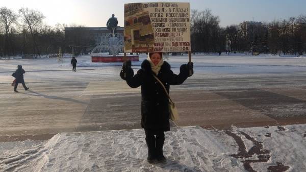 Учитель из Ялуторовска объявила бессрочный пикет: женщина требует переселить ее из барака - nakanune.ru