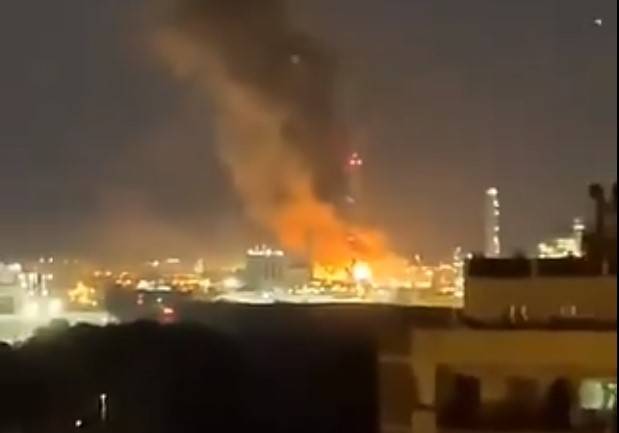 Мощный взрыв прогремел на нефтехимическом заводе в Испании - vm.ru - Spain
