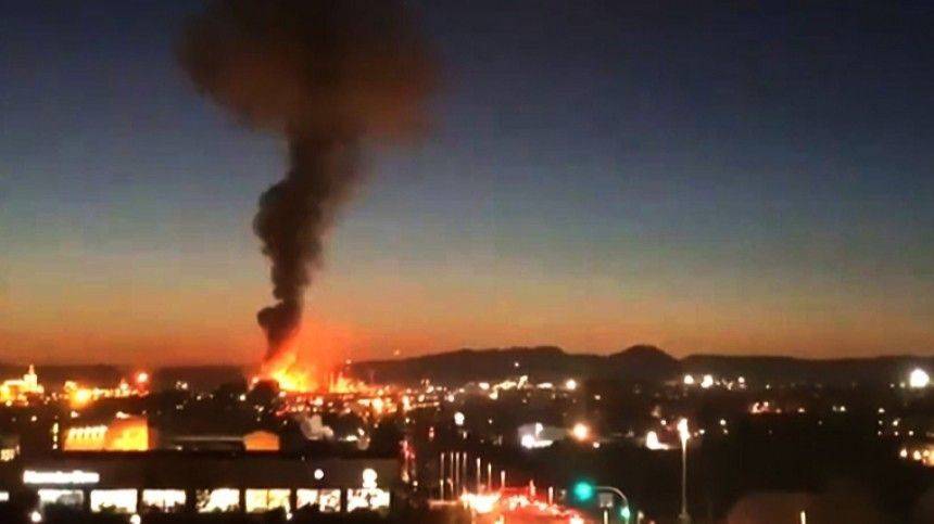 Момент мощного взрыва на нефтехимическом заводе в Каталонии попал на видео - 5-tv.ru - Spain