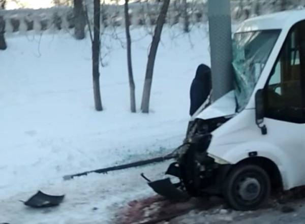 В Тюмени маршрутка врезалась в столб, пострадали семь пассажиров - nakanune.ru