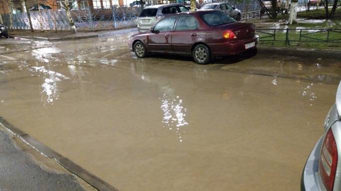 На Богатырском прорвало трубу с холодной водой. Двор ушёл под воду - piter.tv - Санкт-Петербург - р-н Приморский