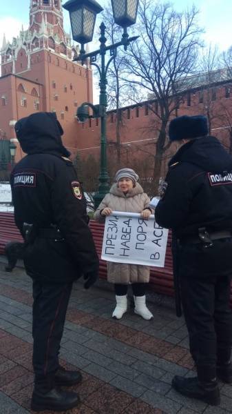 Владимир Путин - Уральскую пенсионерку задержали за одиночный пикет в Москве в день послания Путина - nakanune.ru - Китай