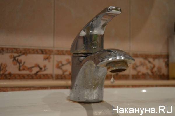 В домах челябинцев из горячего крана течет желто-бурая вода - nakanune.ru - Челябинск