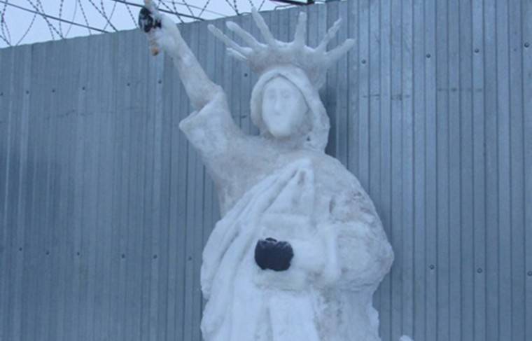 Владимир Путин - Заключённые в Чувашии слепили из снега статую Свободы - news.ru - Россия - Санкт-Петербург - респ. Чувашия