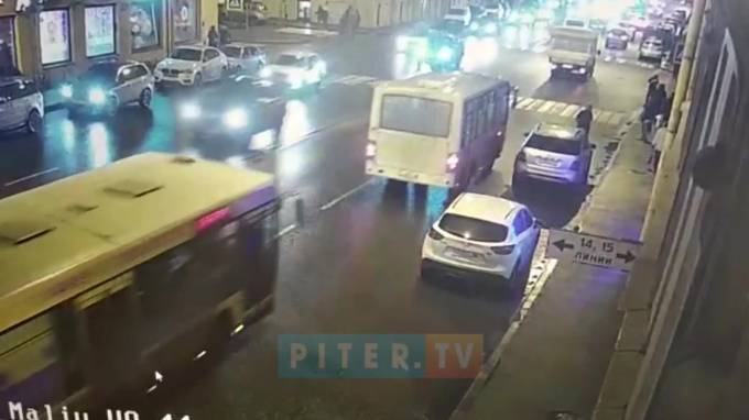 На Васильевском острове столкнулись автобус и легковушка. Пассажир столкнулся лбом с окном - piter.tv