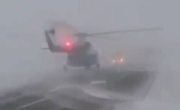 На Ямале вертолет с вахтовиками из-за плохой погоды приземлился на трассу - nakanune.ru
