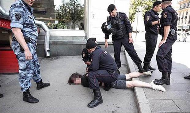 Константин Коновалов - Мосгорсуд отменил штраф Константину Коновалову, которому полицейские сломали ногу при задержании - og.ru
