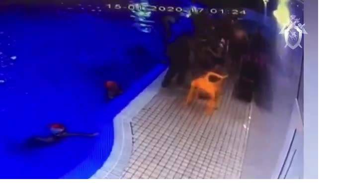 СК опубликовал видео с камер в бассейне Всеволожска, где захлебнулся первоклассник - piter.tv - Всеволожск