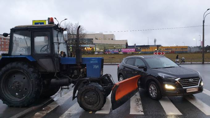 В Петербурге трактор врезался в автомобиль на "зебре" - piter.tv - Санкт-Петербург