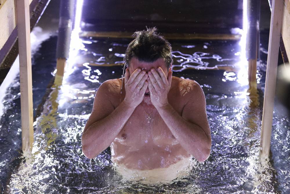 Медики рассказали, как безопасно провести крещенские купания - vm.ru