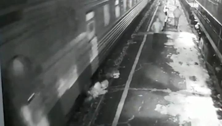 Неосторожного пассажира в Амурской области затянуло под электричку. Видео - vesti.ru - Забайкальский край - Шимановск