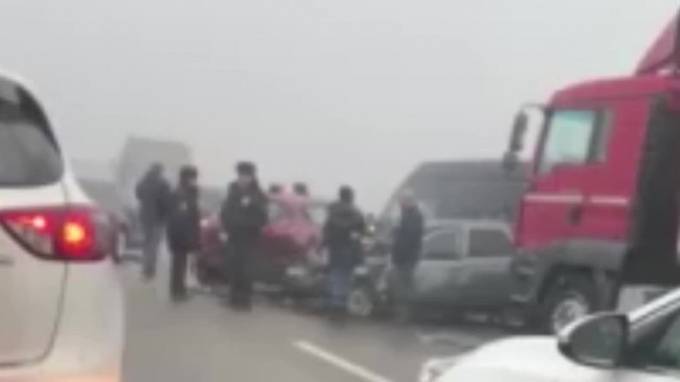 Видео: На трассе "Дон" более 20 машин столкнулись из-за тумана - piter.tv - респ. Адыгея