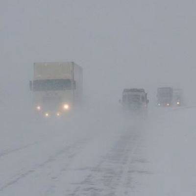 Десятки автомобилей оказались в снежном плену из-за закрытого въезда в Барнаул, где бушует метель - radiomayak.ru - Барнаул - Алтайский край