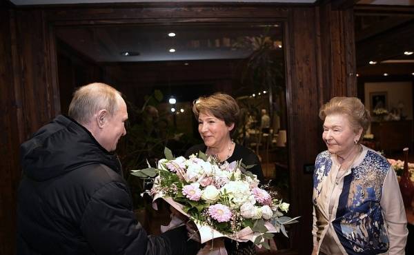 Владимир Путин - Борис Ельцин - Наина Ельцина - Путин заехал в гости к Татьяне Юмашевой – поздравил с юбилеем и подарил сервиз - nakanune.ru - Россия