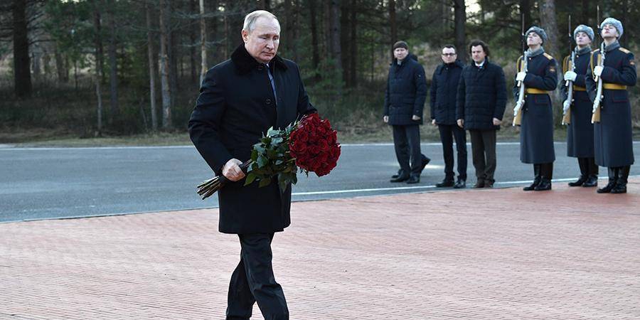 Владимир Путин - Александр Беглов - Александр Дрозденко - Александр Гуцан - Путин возложил цветы к монументу "Рубежный камень" в Ленобласти - ruposters.ru - Россия - Ленинградская обл. - Санкт-Петербург - р-н Кировский - окр.Сзфо