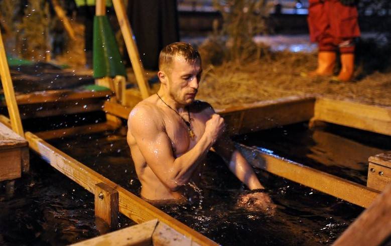 На крещенские купания в Москве пришли более пяти тысяч человек - vm.ru - Москва
