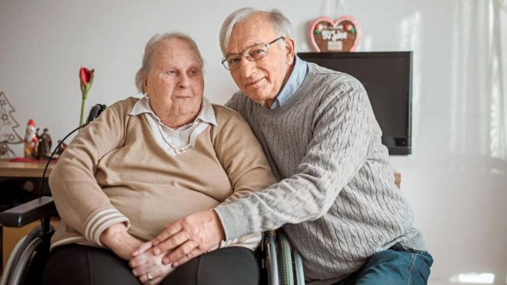 75-летнему пенсионеру приходится работать, чтобы оплатить дом престарелых для своей жены - germania.one