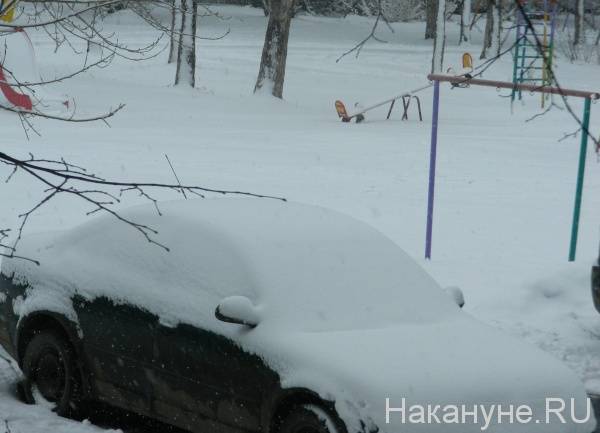Свердловская ГИБДД призвала отказаться от поездок на личных автомобилях из-за обрушившегося на регион снегопада - nakanune.ru