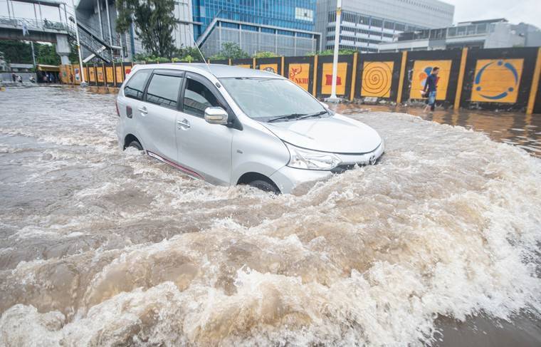 Более двух десятков человек погибли из-за наводнения в Джакарте - news.ru - Индонезия