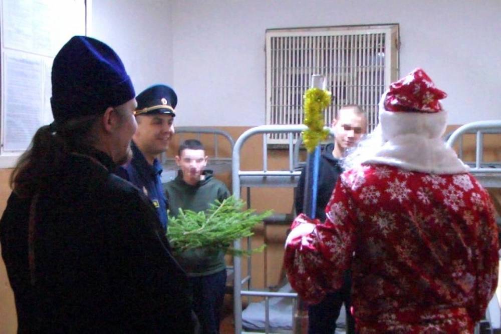Александр - Дед Мороз посетил детей в следственном изоляторе Сыктывкара - wvw.daily-inform.ru - респ. Коми