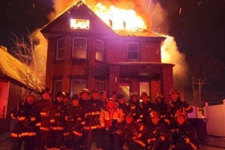 Пожарных в США осудили за селфи на фоне горящего дома - mk.ru - Detroit