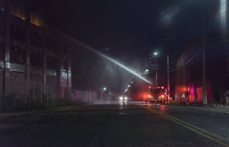 Американские пожарные сделали селфи на фоне горящего дома - news.ru - США - Detroit