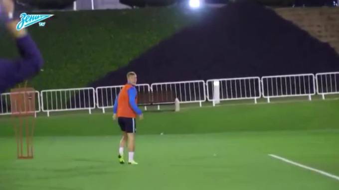 Александр Кокорин - Кокорин забил гол ударом через себя на тренировке "Зенита" - piter.tv - Катар