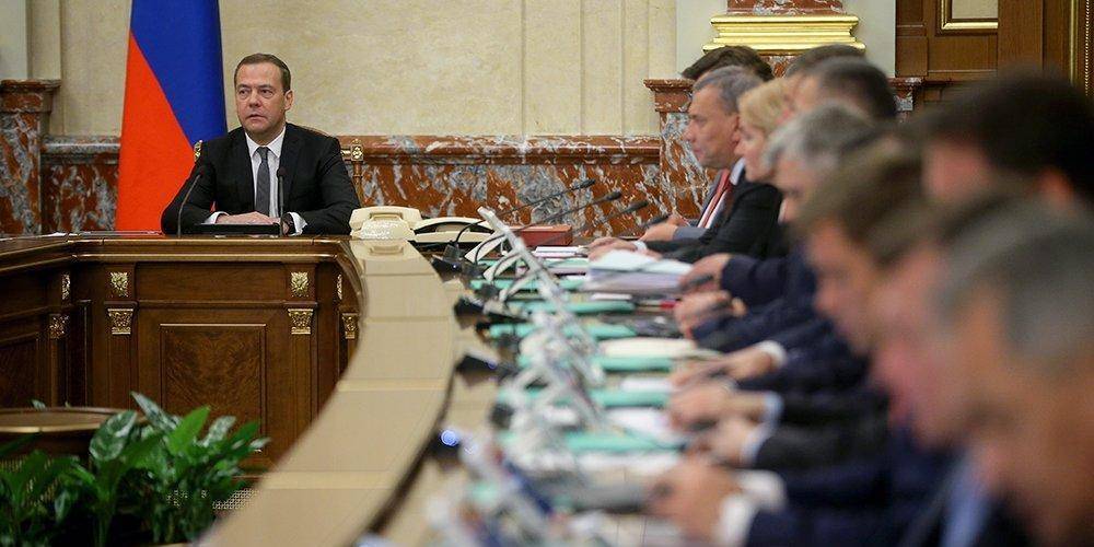 Дмитрий Медведев - Кабмин Медведева не успел потратить триллион рублей - ruposters.ru