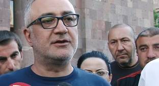 Роберт Кочарян - Армен Ашотян - Сторонники Армена Тавадяна провели у суда акцию в его поддержку - kavkaz-uzel.eu