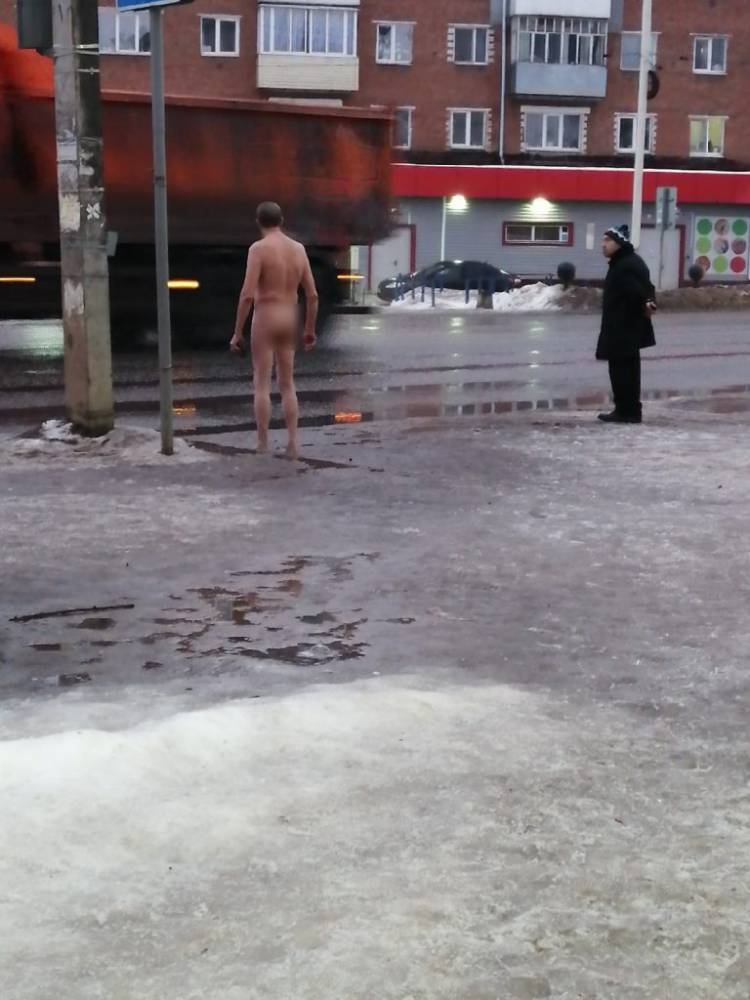 В Удмуртии абсоюлтно голый мужчина гулял по улице - gorodglazov.com - Воткинск