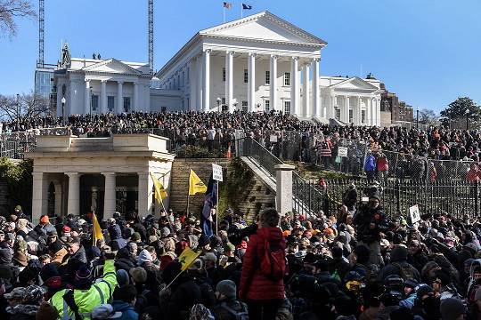 Вирджиния - В Вирджинии тысячи людей вышли на акцию в поддержку права на ношение оружия - versia.ru - Ричмонд
