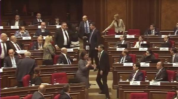 Рустам Бадасян - Дискуссия о ворах в законе вновь взбудоражила армянский парламент — видео - eadaily.com - Армения