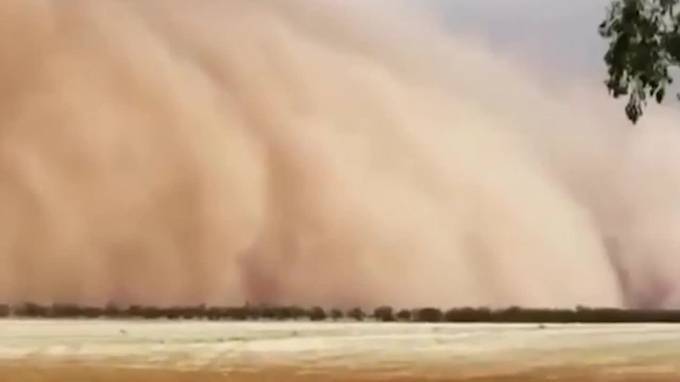 Видео: На смену пожарам Австралию накрыло песчаной бурей и посыпало градом - piter.tv - Австралия - Канберра