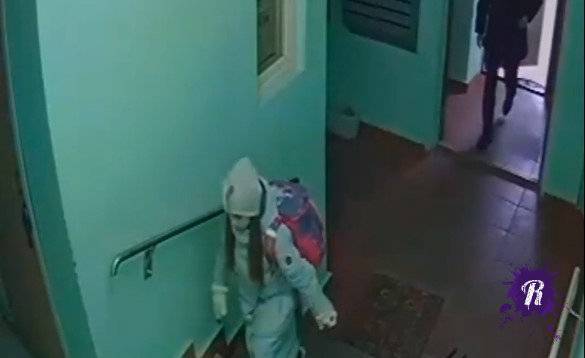 Видео: школьница сообразила, как отделаться в подъезде от подозрительного мужчины - readovka.news