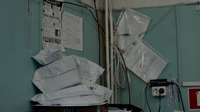 "В потолке дырки, а из них проводка торчит": Шушары два года ждут ремонта почтового отделения - piter.tv - Россия