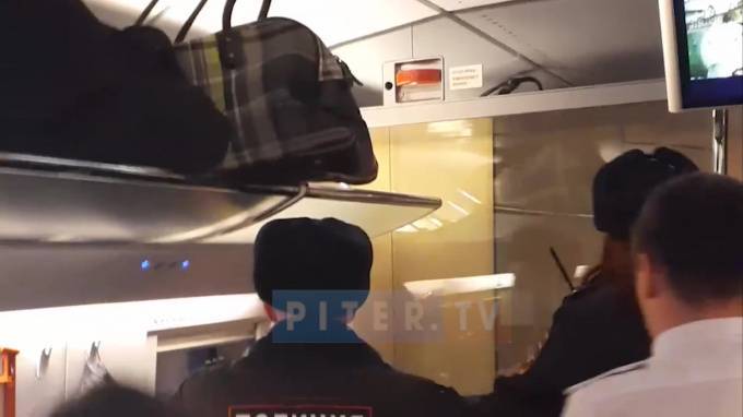Видео: пассажира "Сапсана" высадили с поезда за буйное поведение - piter.tv - Москва - Санкт-Петербург - Сапсан