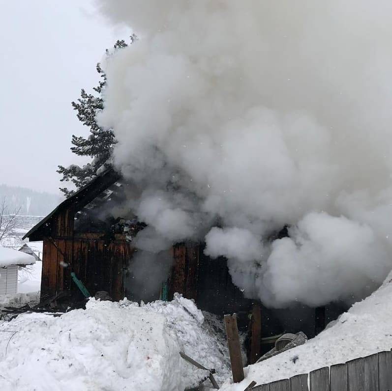 Опубликованы фото с места смертельного пожара в жилом доме в Кузбассе - gazeta.a42.ru - район Таштагольский