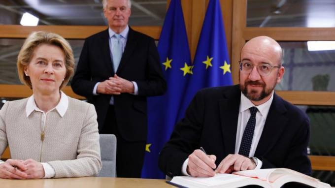 Шарль Мишель - Главы Европейского совета и Еврокомиссии подписали соглашение о Brexit - piter.tv - Ляйен