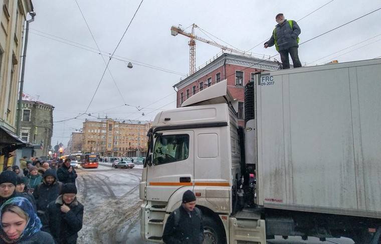 СК начал проверку инцидента с водителем, перекрывавшим Бауманскую улицу - news.ru - Москва