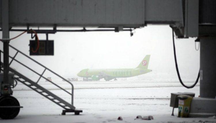 Летевший из Сибири во Вьетнам самолет экстренно вернулся в аэропорт вылета - newtvnews.ru - Новосибирск - Вьетнам - Камрань