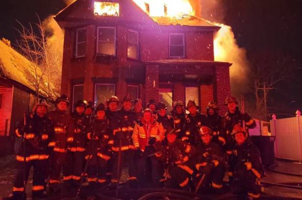 Пожарному департаменту Детройта выдвинули обвинения из-за фотографии на фоне горящего дома - usa.one - США - New York