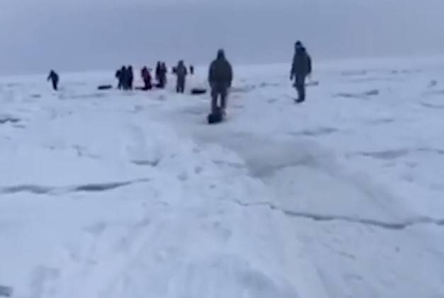 Около 600 рыбаков отрезало от берега на льдине в Сахалинской области - vm.ru - Россия - Сахалинская обл. - район Корсаковский - Сахалин