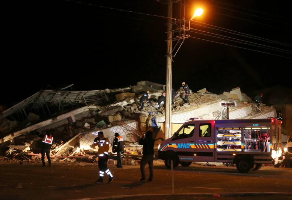 Сулейман Сойлу - Шесть человек остаются под завалами после землетрясения в Турции - politexpert.net - Турция